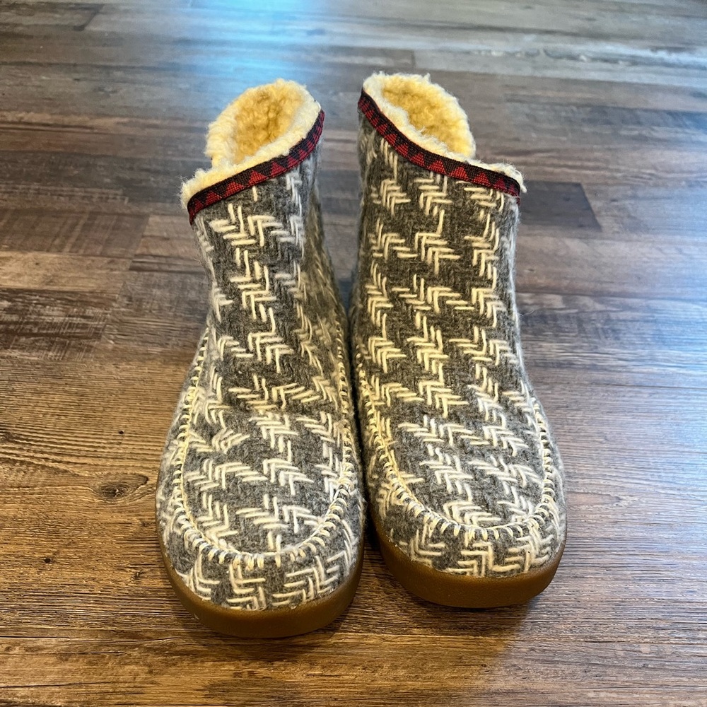 Sanuk Boots - size 8